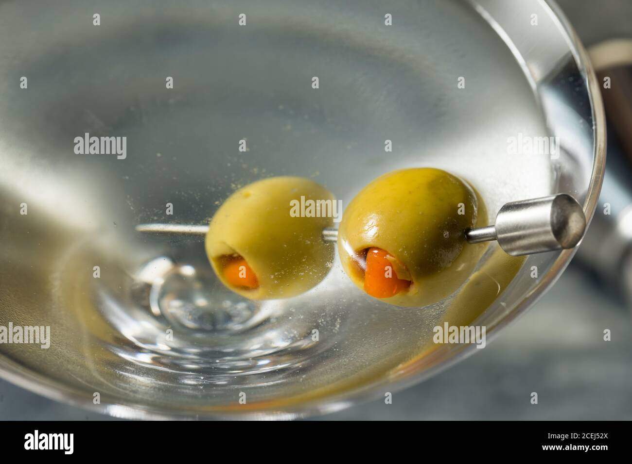 Boozy Dry Vodka Martini mit grünen Oliven Stockfoto