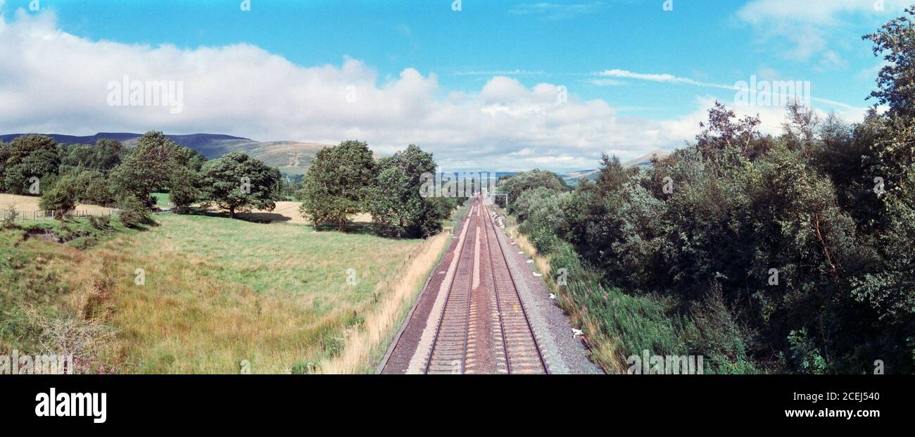 Eisenbahn durch die Landschaft in England Stockfoto