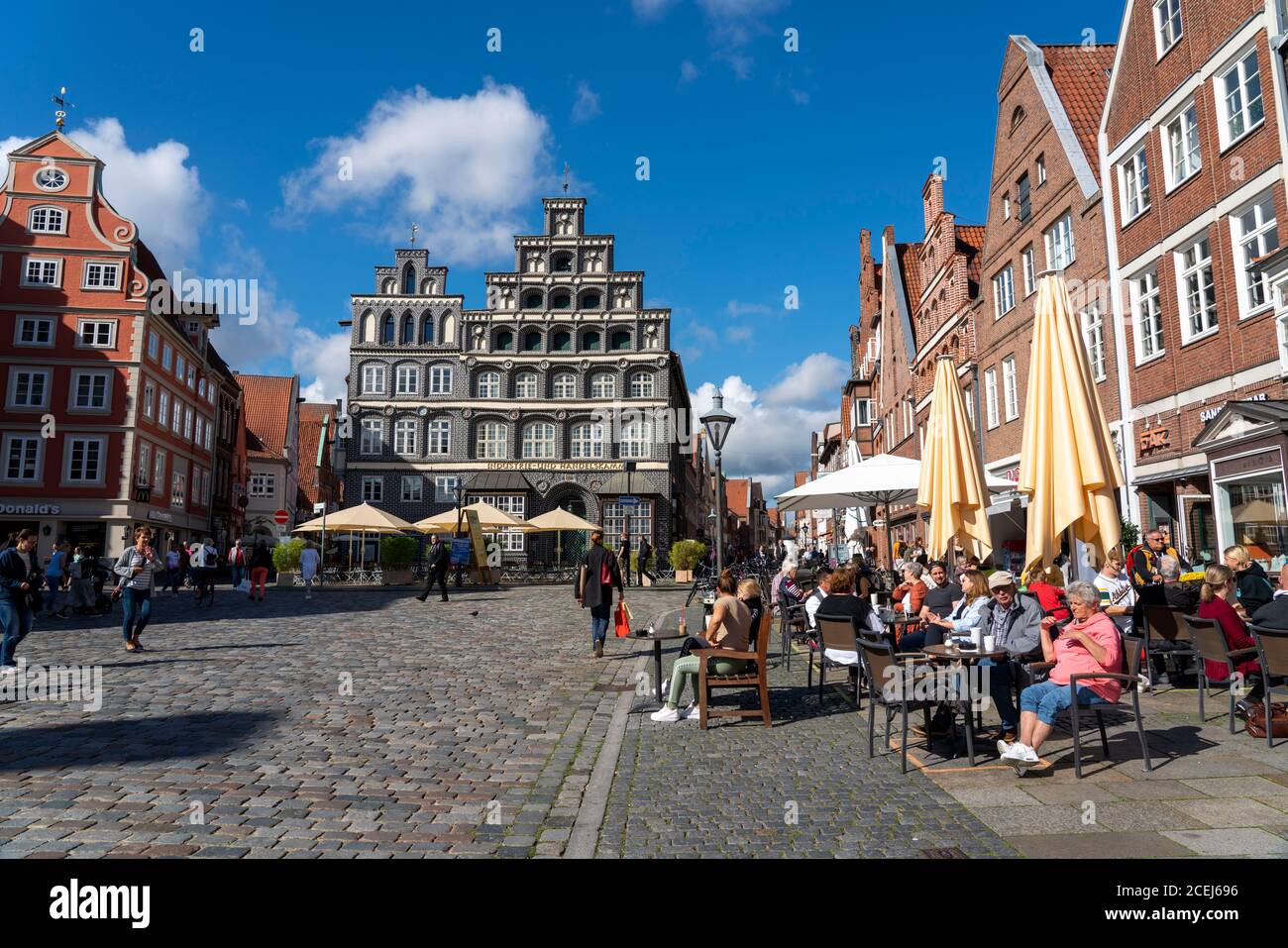 Die Altstadt von Lüneburg, zentraler Platz am Sande, mit mittelalterlichen Giebelhäusern, Gebäude der Industrie- und Handelskammer, Niedersachsen, Germa Stockfoto