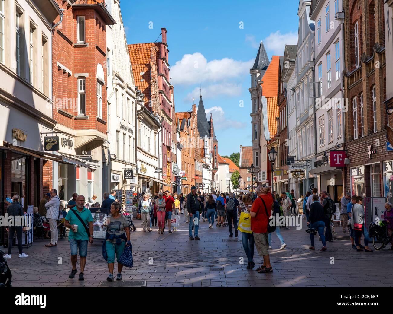 Die Altstadt von Lüneburg, kleine Bäckerstraße, Einkaufsstraße, Fußgängerzone, mittelalterliche Giebelhäuser, Niedersachsen, Deutschland Stockfoto