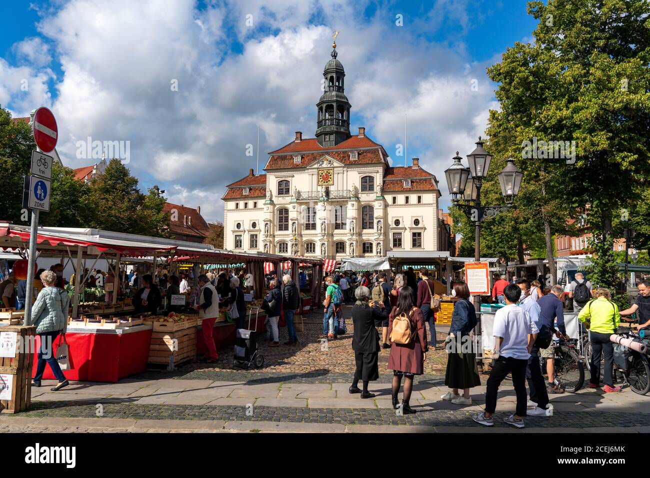 Die Altstadt von Lüneburg, zentraler Marktplatz, Rathaus, mit mittelalterlichen Giebelhäusern, Niedersachsen, Deutschland Stockfoto
