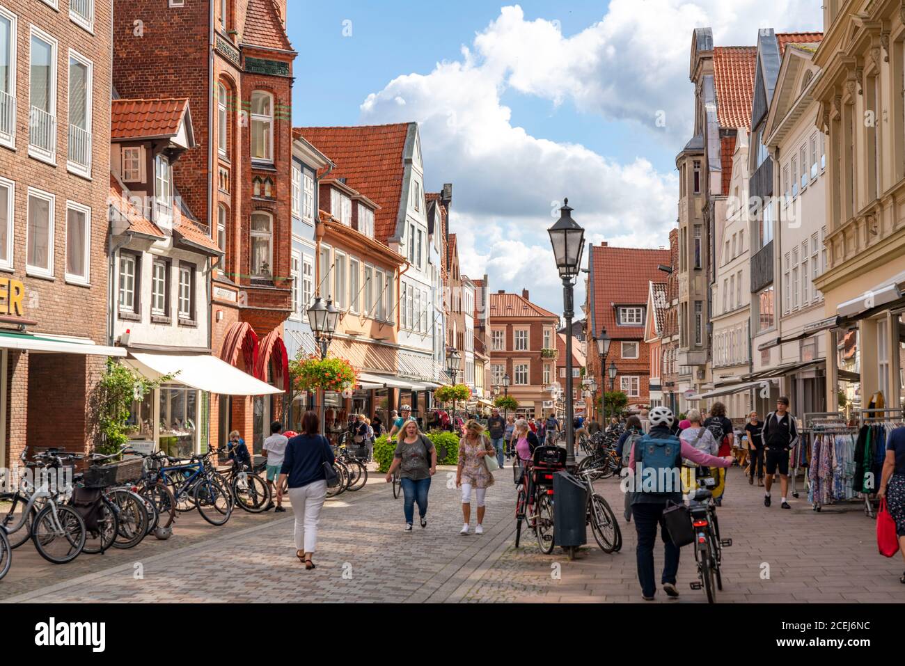 Die Altstadt von Lüneburg, Fußgängerzone, Rosenstraße, mit mittelalterlichen Giebelhäusern, Niedersachsen, Deutschland Stockfoto