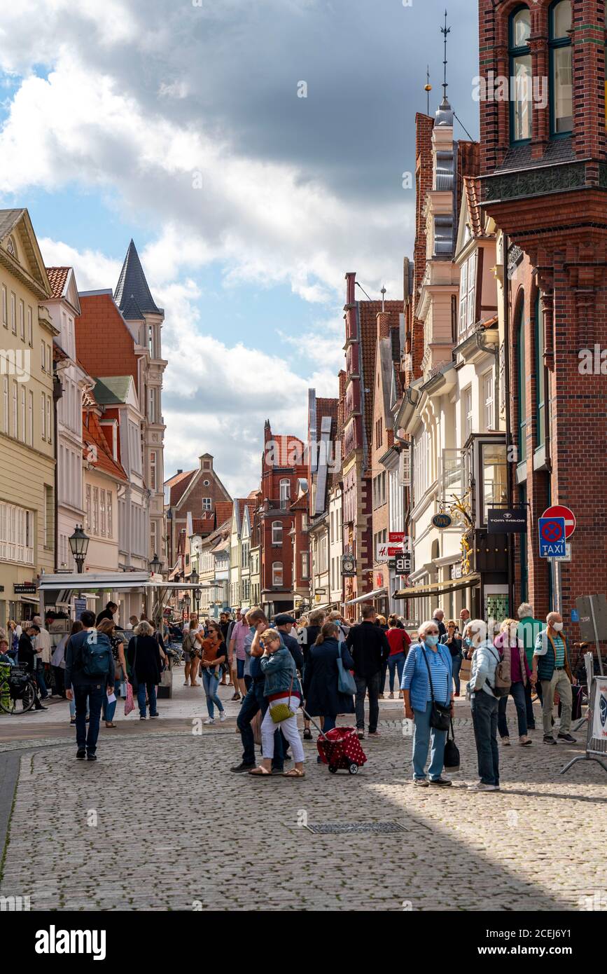 Die Altstadt von Lüneburg, Fußgängerzone, Rosenstraße, mit mittelalterlichen Giebelhäusern, Niedersachsen, Deutschland Stockfoto