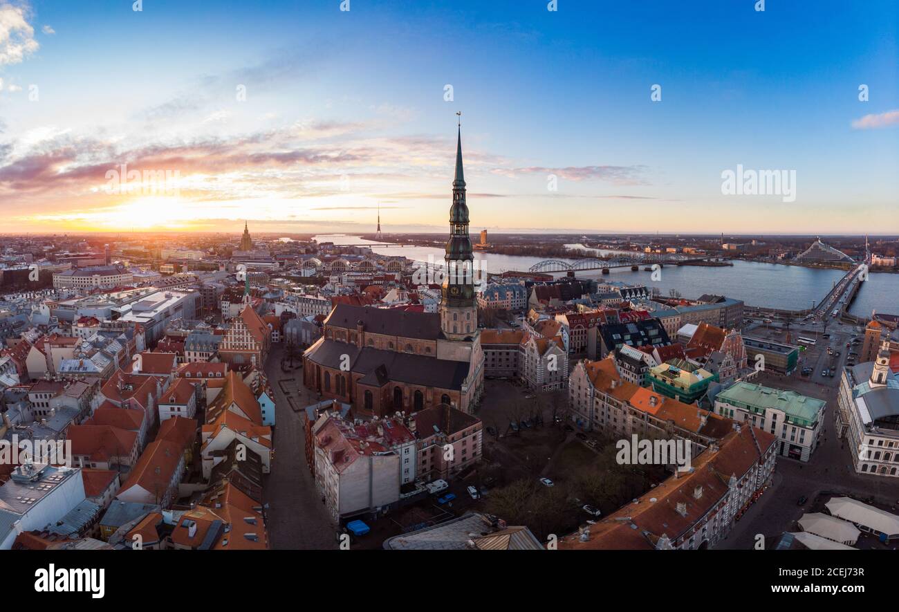 Luftpanorama zum historischen Zentrum von Riga, Kai des Flusses Daugava. Berühmte Sehenswürdigkeit - st. Peter's Church's Tower und City Dome Cathedral Church Stockfoto