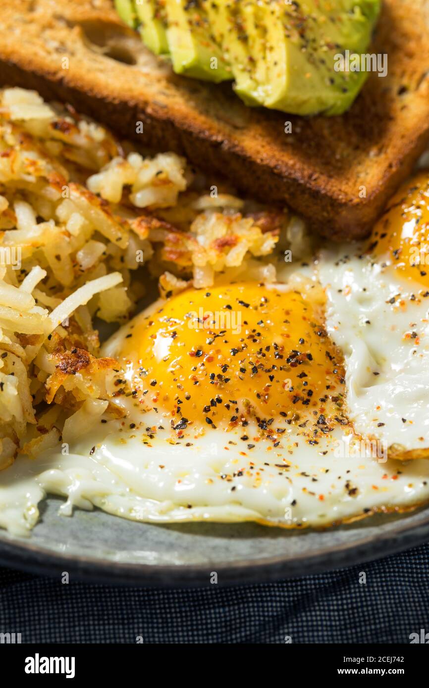 Hausgemachte gebratene zerfetzte Hashbrowns und Eier zum Frühstück Stockfoto