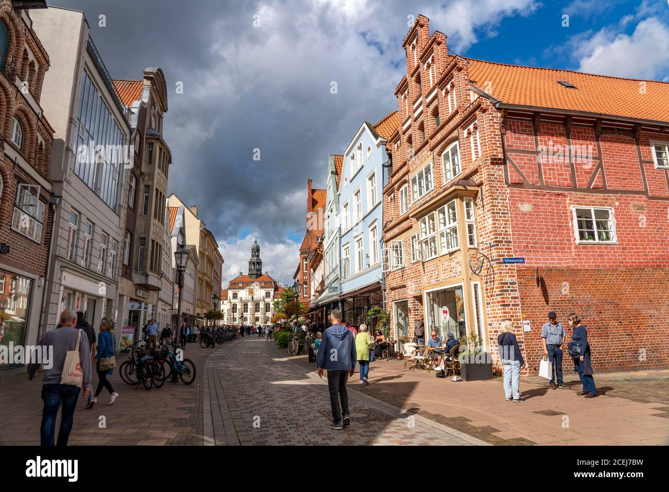 Die Altstadt von Lüneburg, Blick von der Rosenstraße auf den zentralen Marktplatz, Rathaus, mit mittelalterlichen Giebelhäusern, Niedersachsen, Deutschland Stockfoto