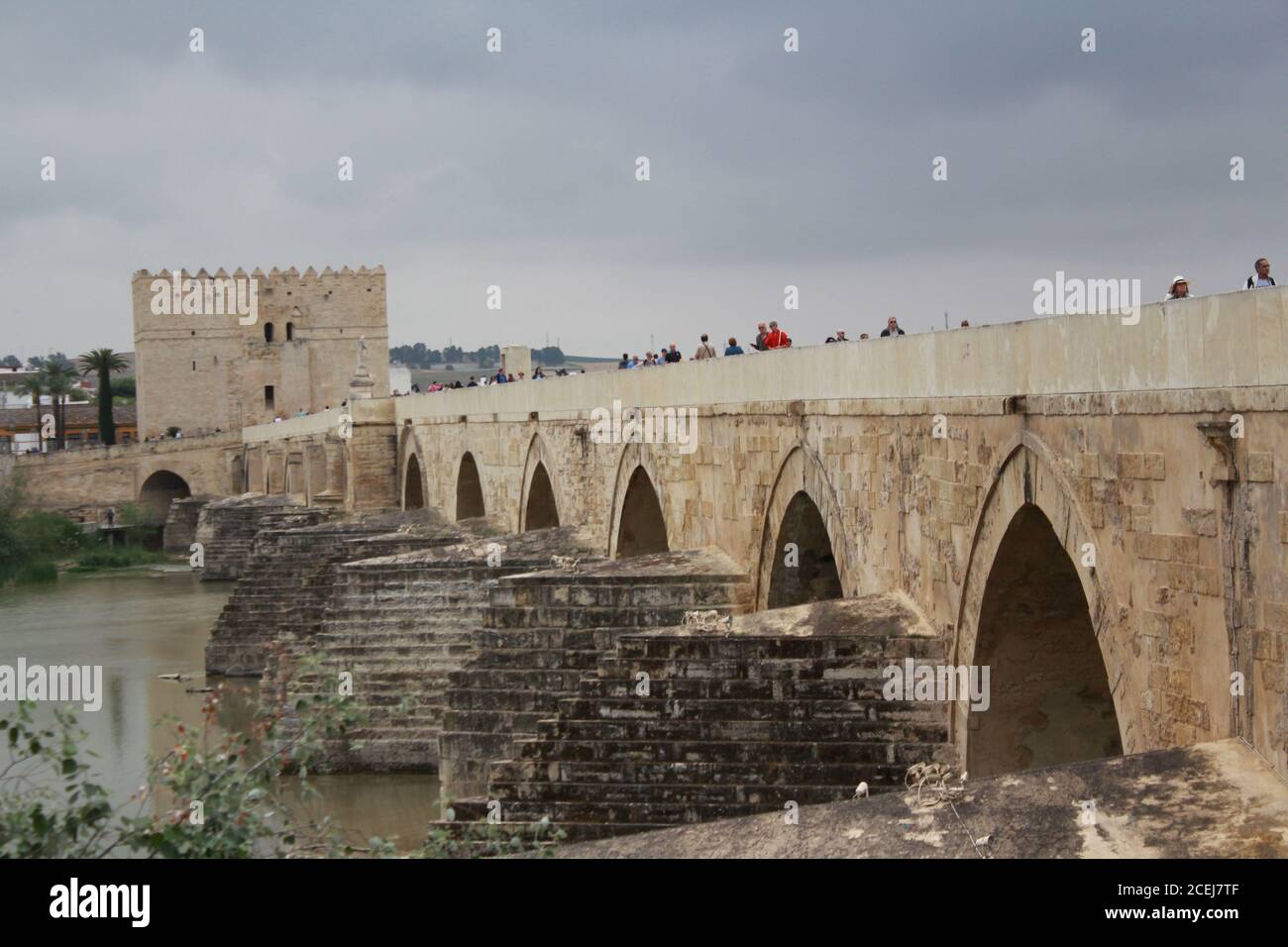 Blick auf mezquita von der römischen Brücke über den Guadalquivirin Fluss In cordoba Stockfoto