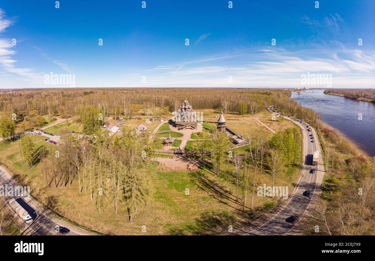 Schöne Luftansicht auf traditionelle russische Dorf mit orthodoxen Holzkapelle und Glockenturm in Bogoslovka Herrenhaus. Pokrowskaja mehrkuppelige Kirche Stockfoto