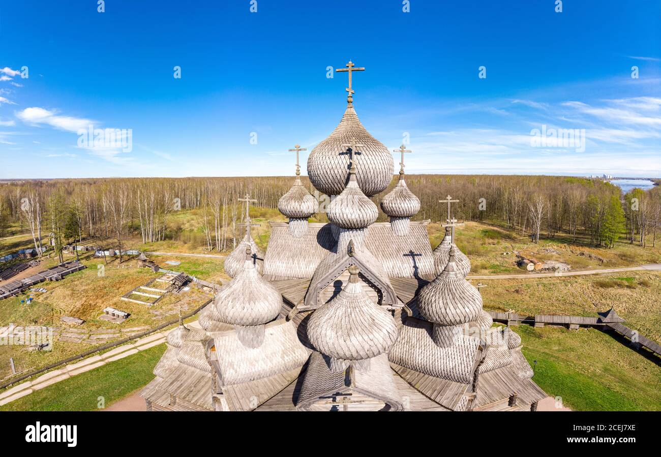 Schöne Luftansicht auf traditionelle russische Dorf mit orthodoxen Holzkapelle und Glockenturm in Bogoslovka Herrenhaus. Pokrowskaja mehrkuppelige Kirche Stockfoto