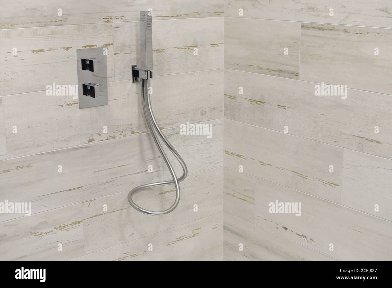 Moderner Chrom-Duschkopf im Badezimmer auf einem Hintergrund mit weißen  Fliesen an der Wand. Luxus Licht Themen Hintergrund für Interieur und  Design. Klein geschärft Stockfotografie - Alamy