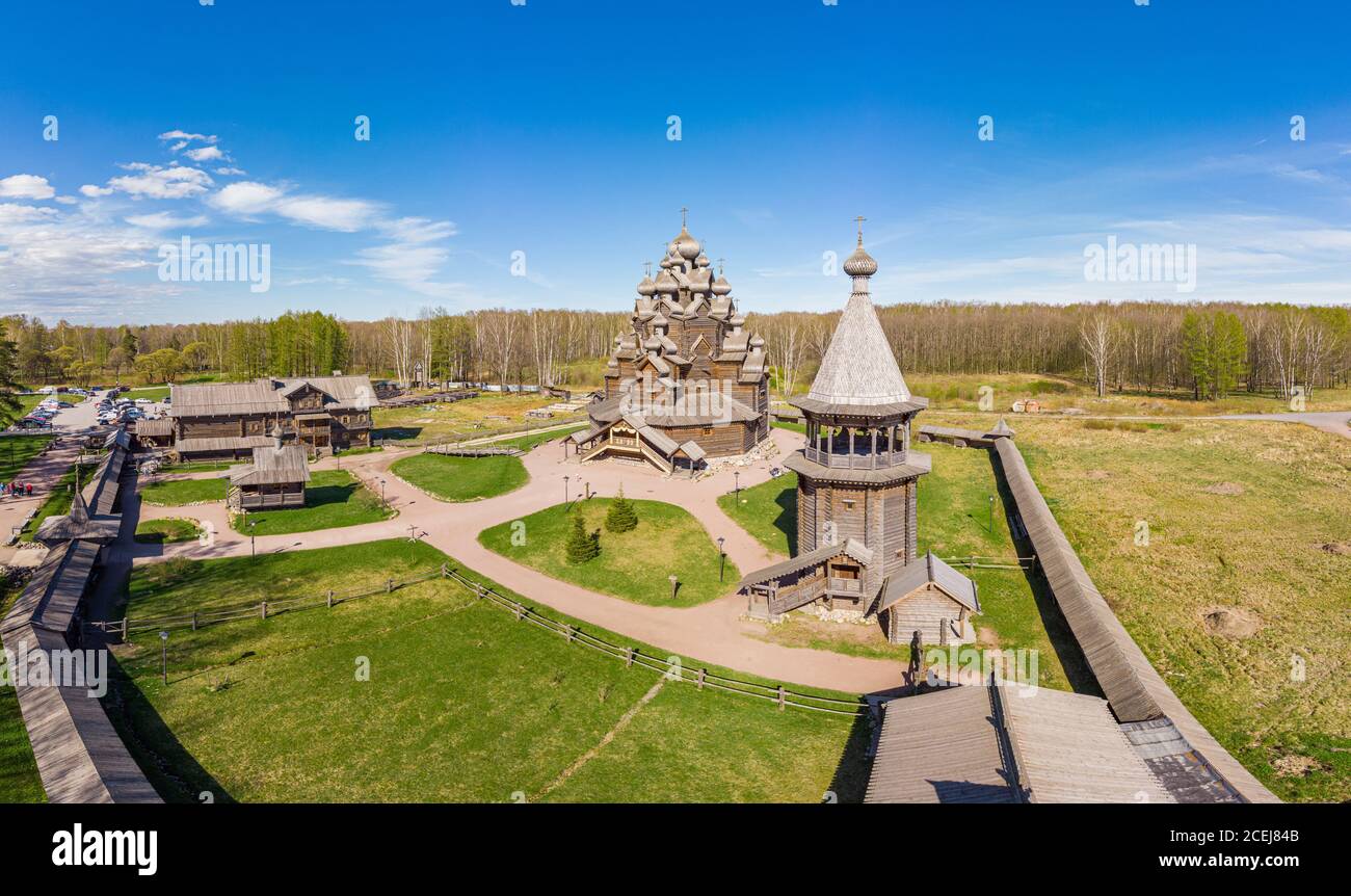 Schöne Luftansicht auf traditionelle russische Dorf mit orthodoxen Holzkapelle und Glockenturm in Bogoslovka Herrenhaus. Pokrowskaja mehrkuppelige Kirche Stockfoto