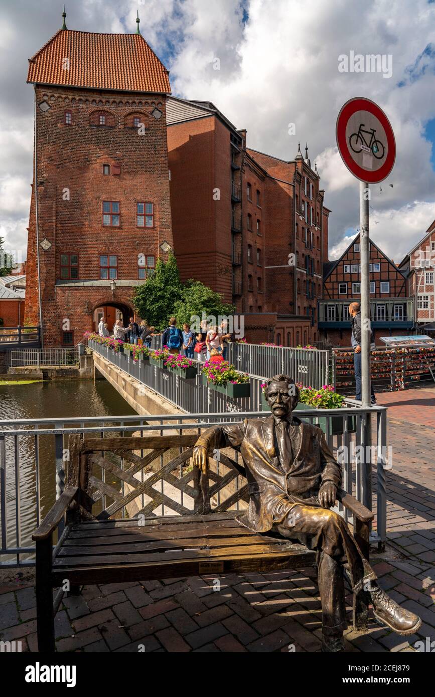Die Altstadt von Lüneburg, Brücke über die Ilmenau, Abtsmühle, historisches Hafenviertel, viele Restaurants, Mark Twain Figur, Pubs, Cafés, Unteres Sa Stockfoto