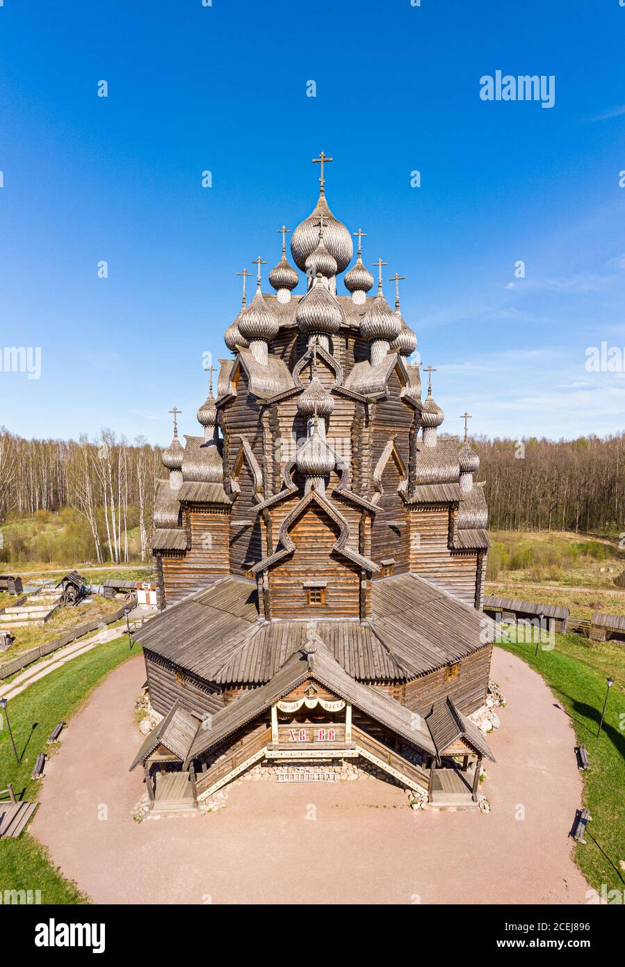 Schöne Luftansicht auf traditionelle russische Dorf mit orthodoxen Holzkapelle und Glockenturm in Bogoslovka Herrenhaus. Pokrowskaja mehrkuppelige Kirche Stockfoto