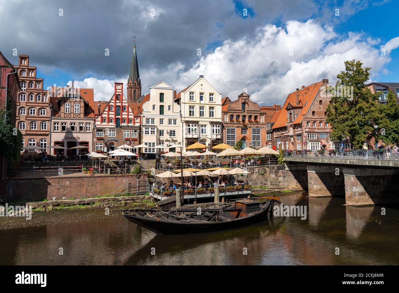 Die Altstadt von Lüneburg, Stintmarkt an der Ilmenau, historisches Hafenviertel, viele Restaurants, Kneipen, Cafés, Niedersachsen, Deutschland, Stockfoto