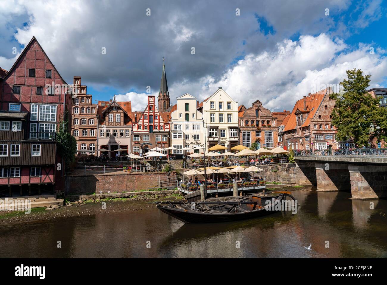 Die Altstadt von Lüneburg, Stintmarkt an der Ilmenau, historisches Hafenviertel, viele Restaurants, Kneipen, Cafés, Niedersachsen, Deutschland, Stockfoto