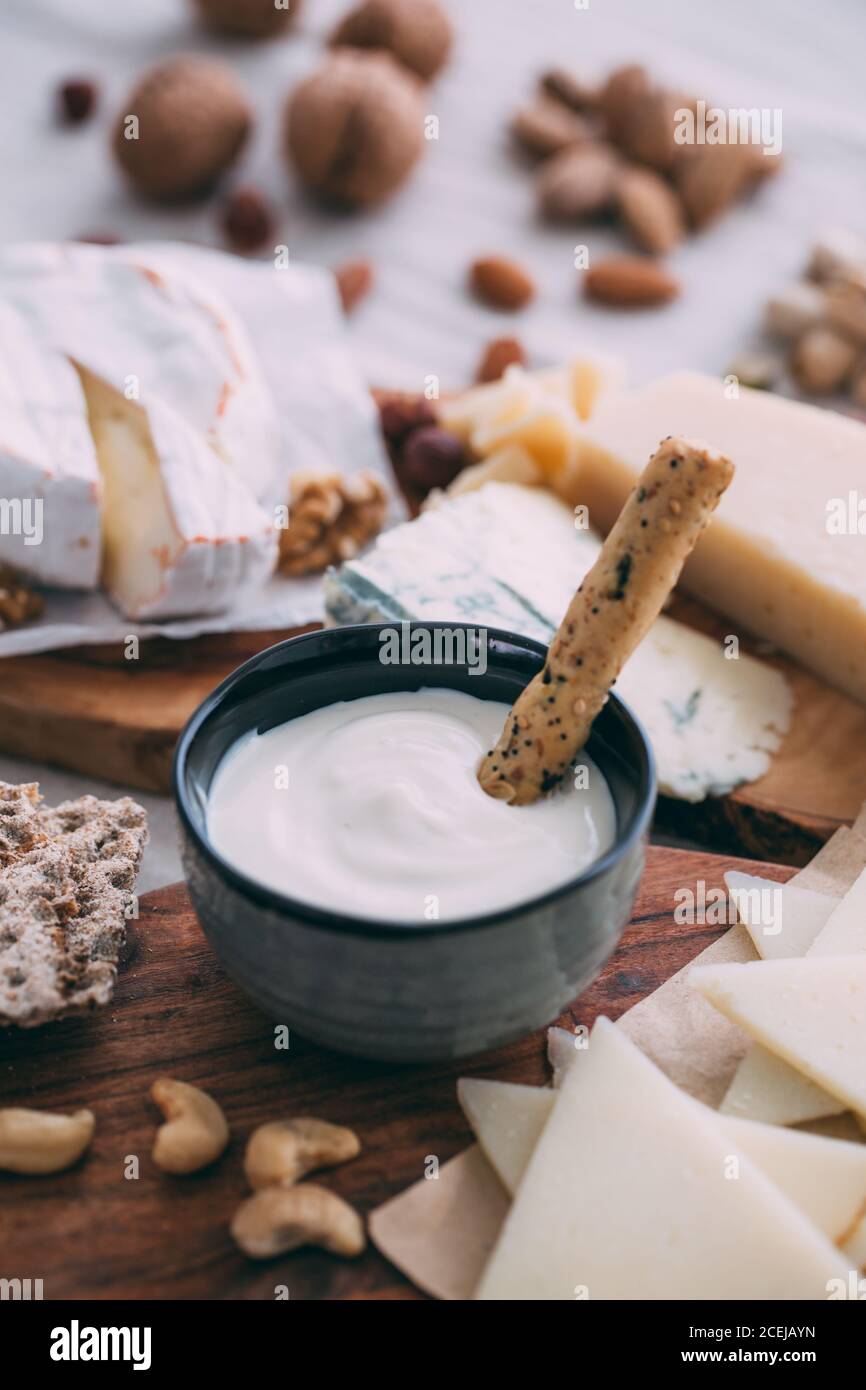 Käseplatte mit Nüssen, Trauben und Brot Stockfoto