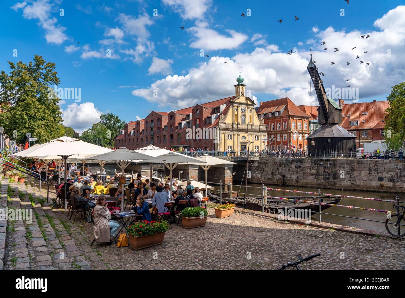 Die Altstadt von Lüneburg, historischer Hafenkran, Holzkran, an der Ilmenau, im historischen Hafenviertel, Niedersachsen, Deutschland, Stockfoto
