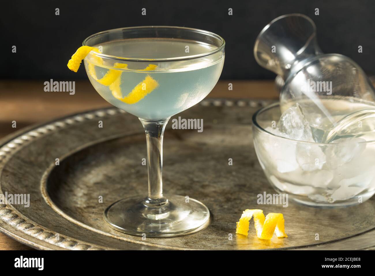 Erfrischender Dry Martini mit Zitronengelb und Wermut Stockfoto