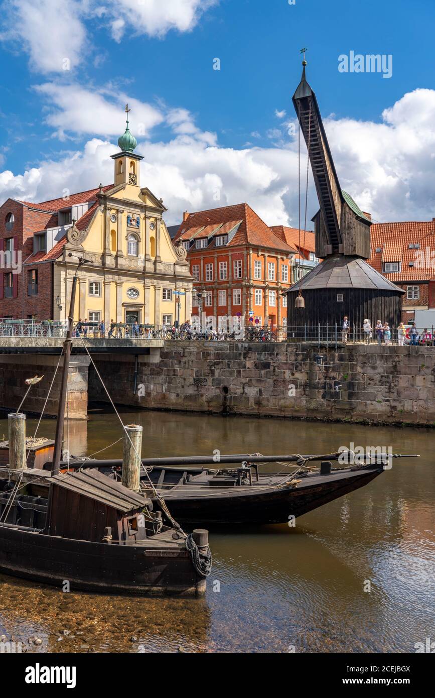 Die Altstadt von Lüneburg, historischer Hafenkran, Holzkran, an der Ilmenau, im historischen Hafenviertel, Niedersachsen, Deutschland, Stockfoto