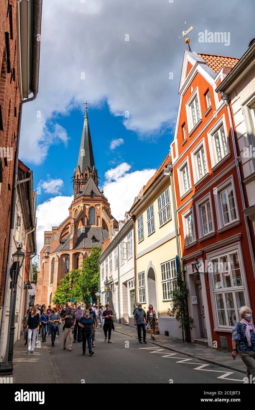 Die Altstadt von Lüneburg, Panoramablick über die Lünerstraße zur St. Nicolai Kirche, Niedersachsen, Deutschland, Stockfoto
