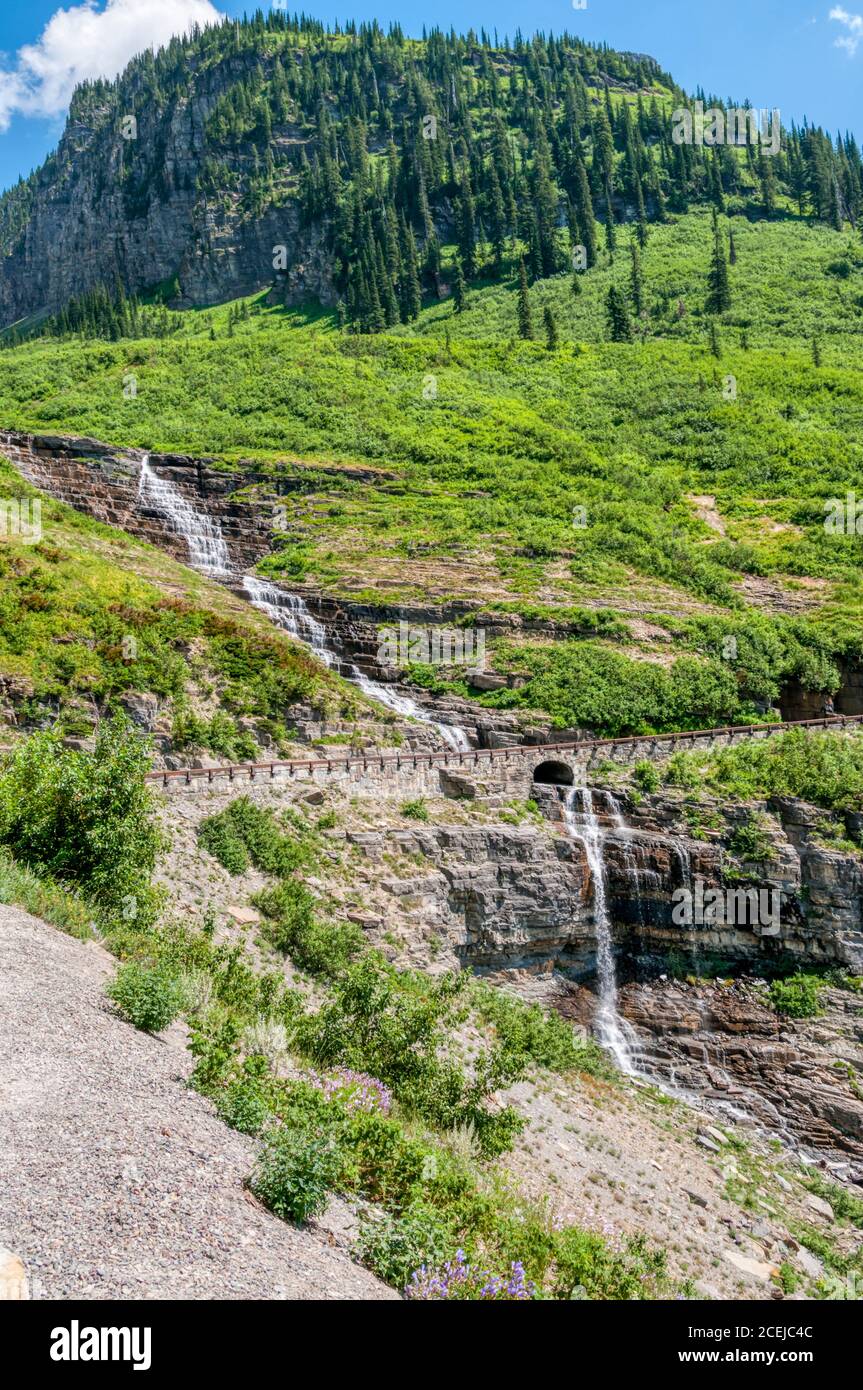 Die Haystack Falls auf dem Weg zur Sun Road im Glacier National Park, Montana, USA. Stockfoto