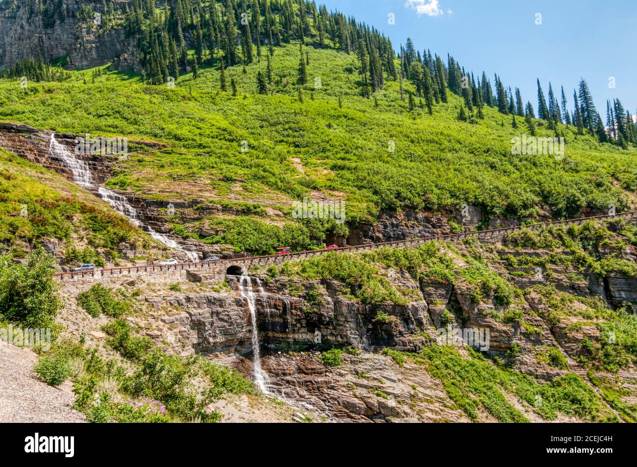 Die Haystack Falls auf dem Weg zur Sun Road im Glacier National Park, Montana, USA. Stockfoto