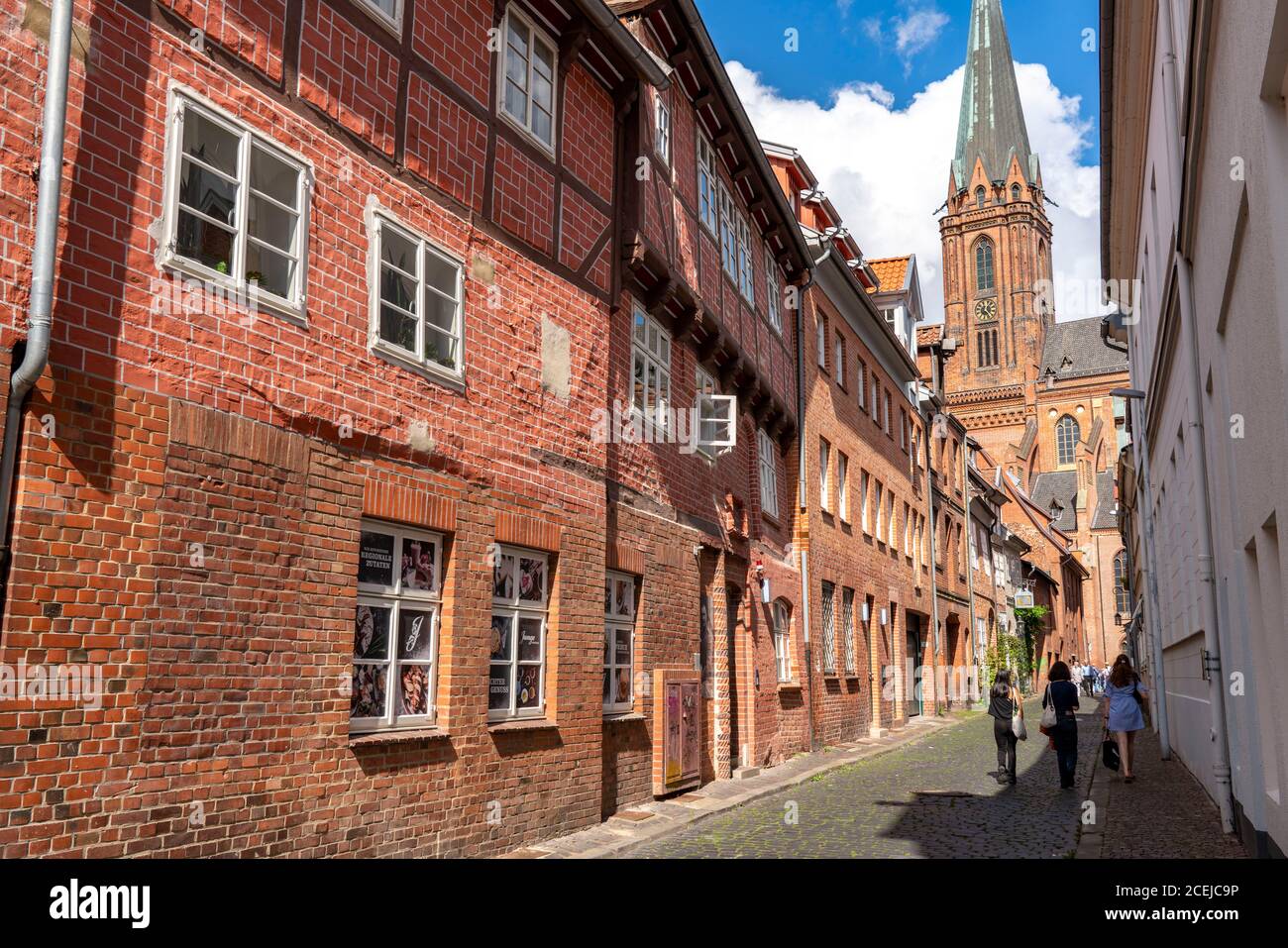 Die Altstadt von Lüneburg, Blick durch die Koltmannstraße zur St. Nicolai Kirche, mit mittelalterlichen Giebelhäusern, Niedersachsen, Deutschland Stockfoto