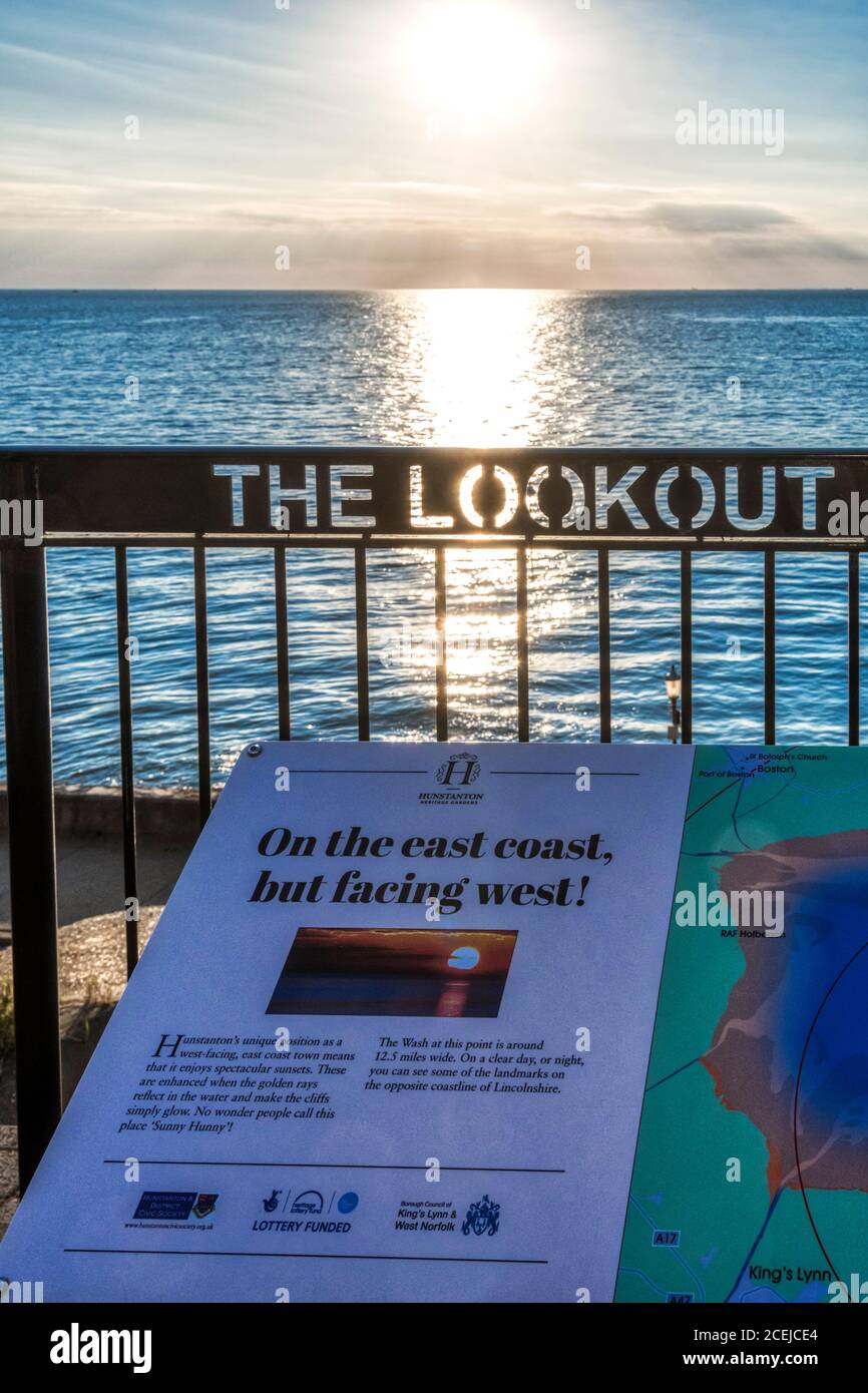 Die Sonne untergeht über dem Meer in Hunstanton - an der Ostküste, aber nach Westen gerichtet. Stockfoto