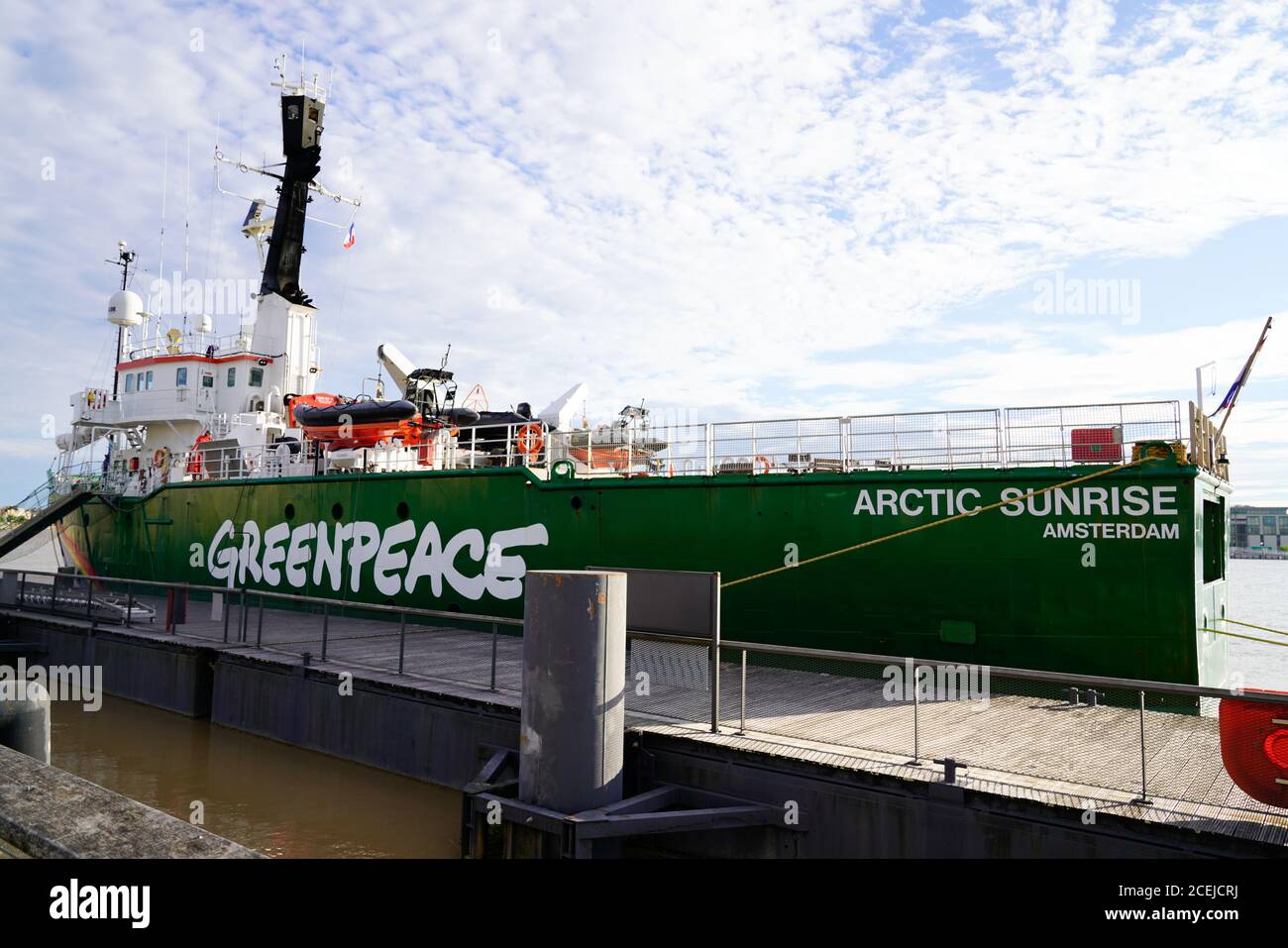 Bordeaux , Aquitaine / Frankreich - 08 25 2020 : Greenpeace Logo und Textschild auf dem grünen Schiff Arctic Sunrise Stockfoto