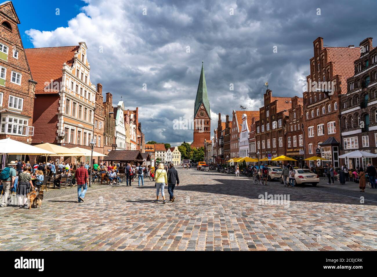 Die Altstadt von Lüneburg, zentraler Platz am Sande, mit mittelalterlichen Giebelhäusern, St.Johanniskirche, Niedersachsen, Deutschland Stockfoto