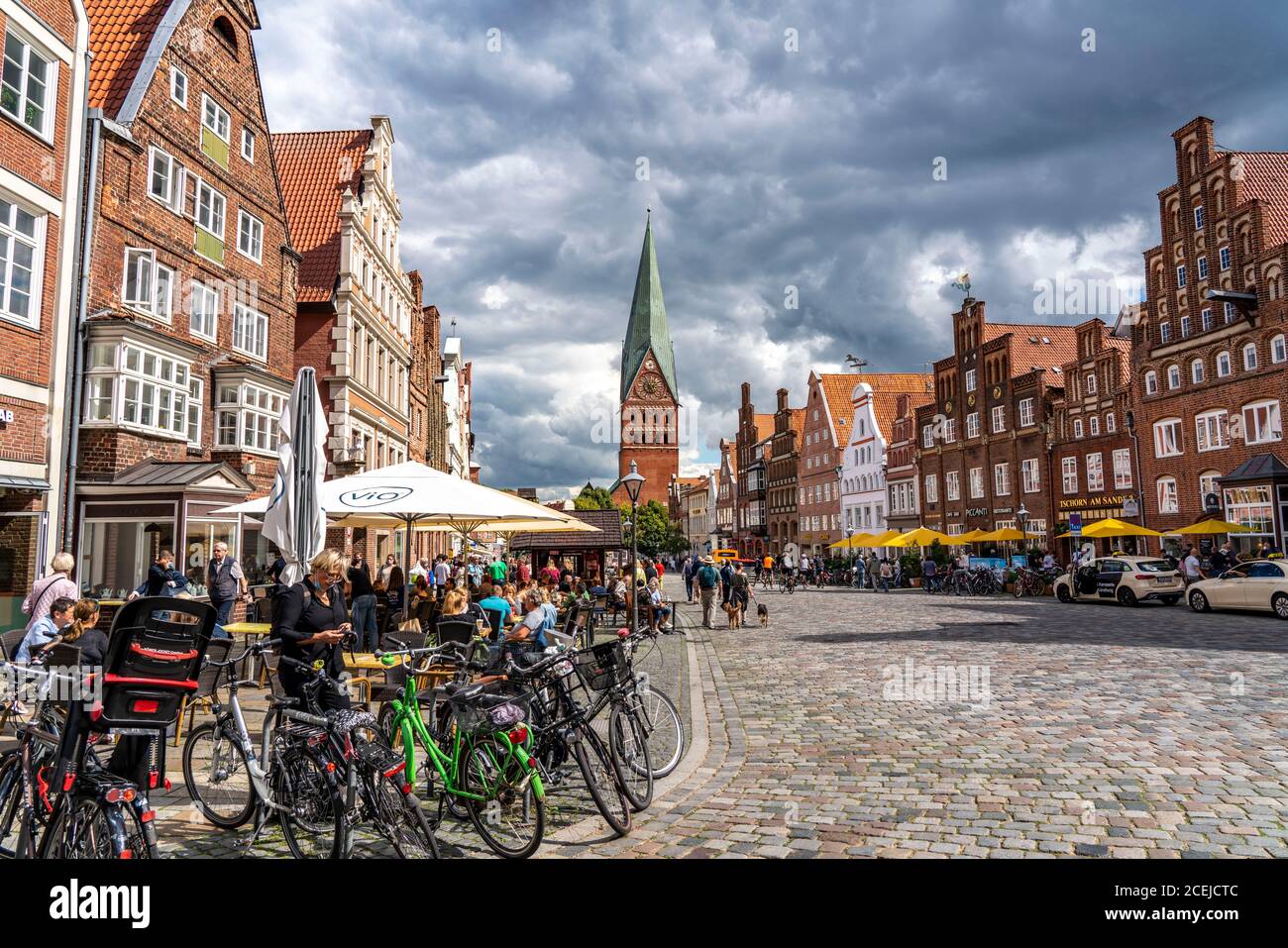 Die Altstadt von Lüneburg, zentraler Platz am Sande, mit mittelalterlichen Giebelhäusern, St.Johanniskirche, Niedersachsen, Deutschland Stockfoto