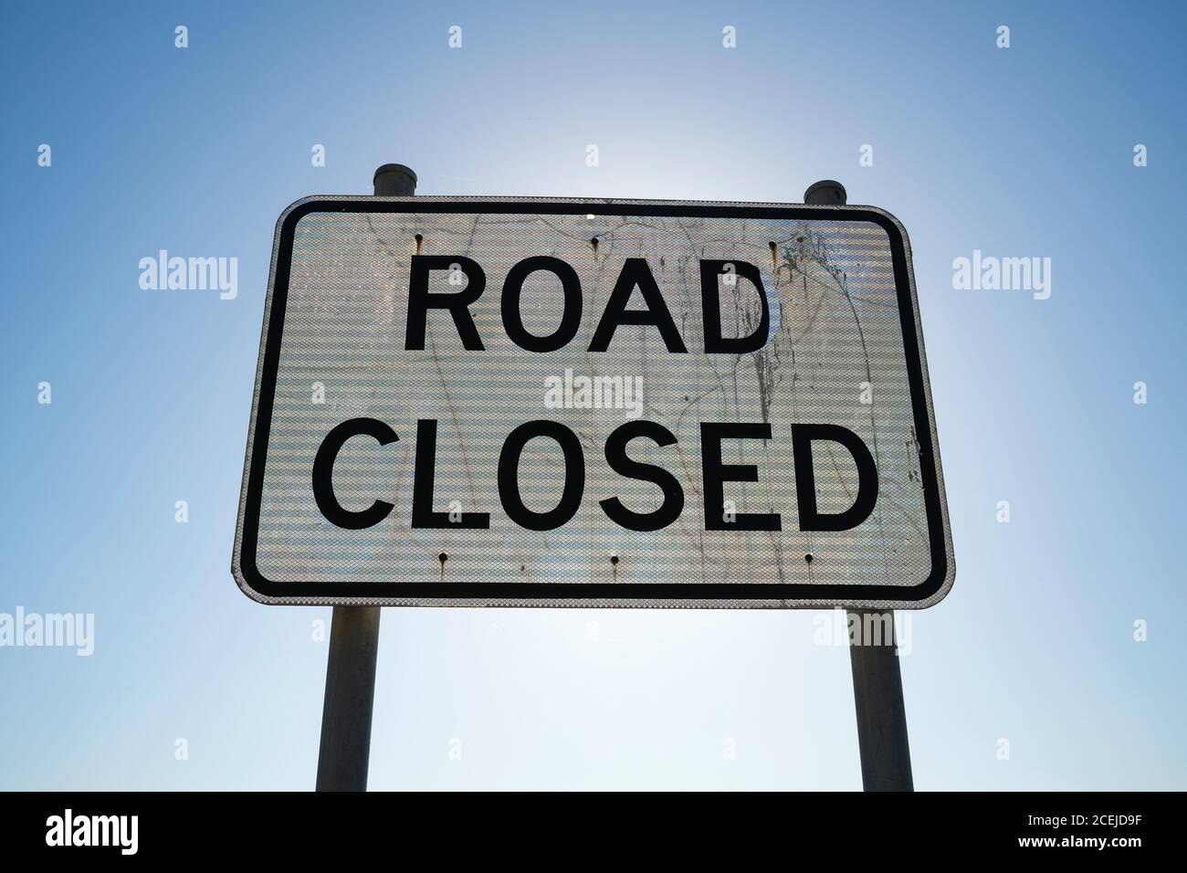 Alte beschädigte Straße geschlossen Straßenschild Stockfoto