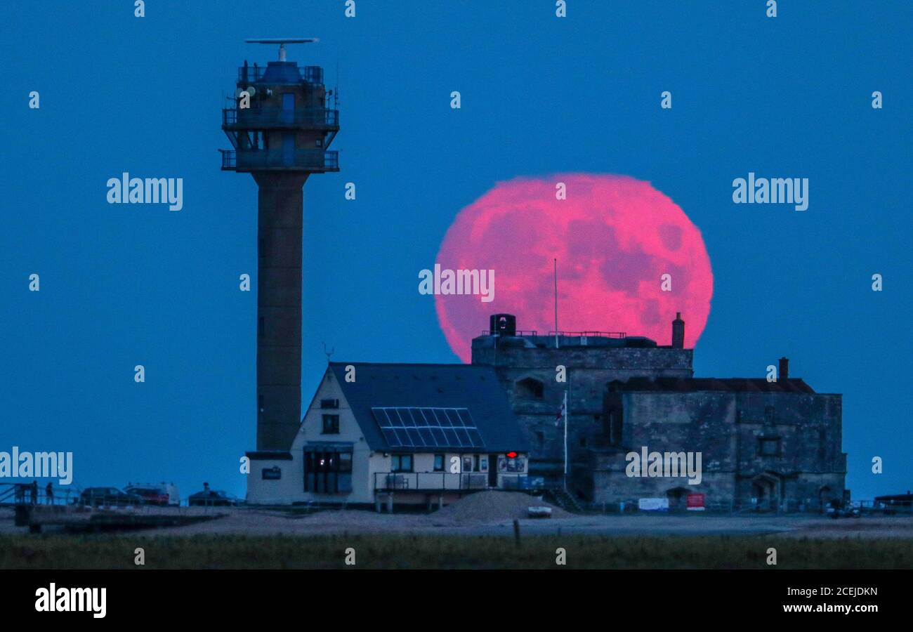 Calshot, Southampton. September 2020. UK Wetter: Der Vollmond, bekannt als Harvest Moon oder Corn Moon, steigt neben dem Calshot Coastwatch Tower und hinter Calshot Castle auf Calshot Spit auf. Der letzte Vollmond des Sommers 2020 wird morgen um 6.23 Uhr in vollen Zügen sein. Credit Stuart Martin/Alamy Live Nachrichten Stockfoto