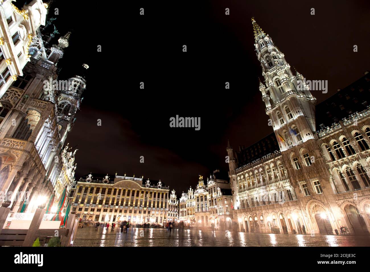 Panoramablick auf den Grand Place von Brüssel (Belgien) bei Regen. Langzeitbelichtung. Der große Palast auf der rechten Seite. Sein barocker Stil ist Teil Stockfoto