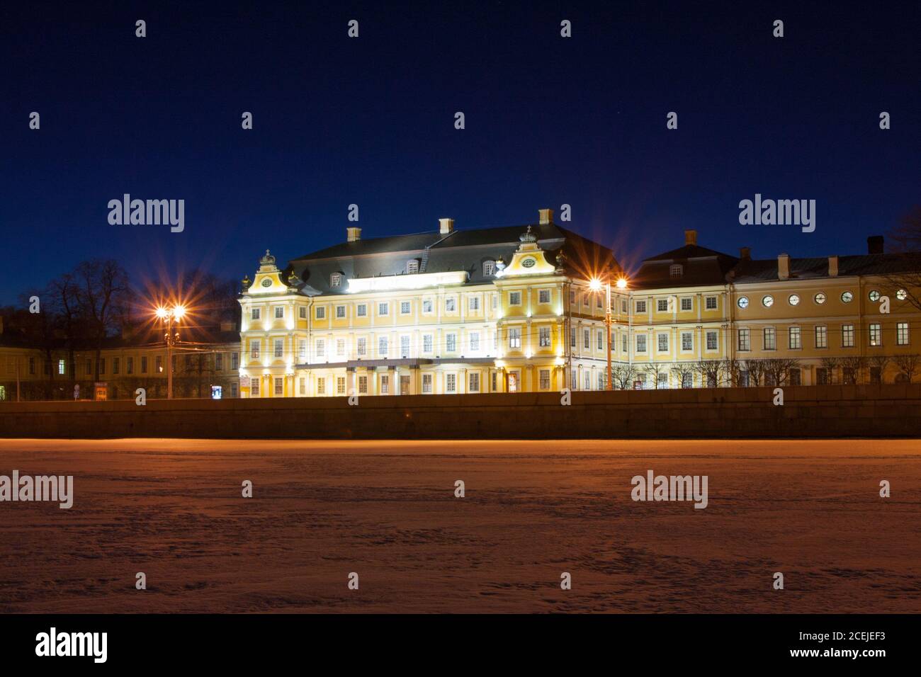 Menschikow Palast am Ufer des Flusses Newa Nacht, St.Petersburg, Russland Stockfoto