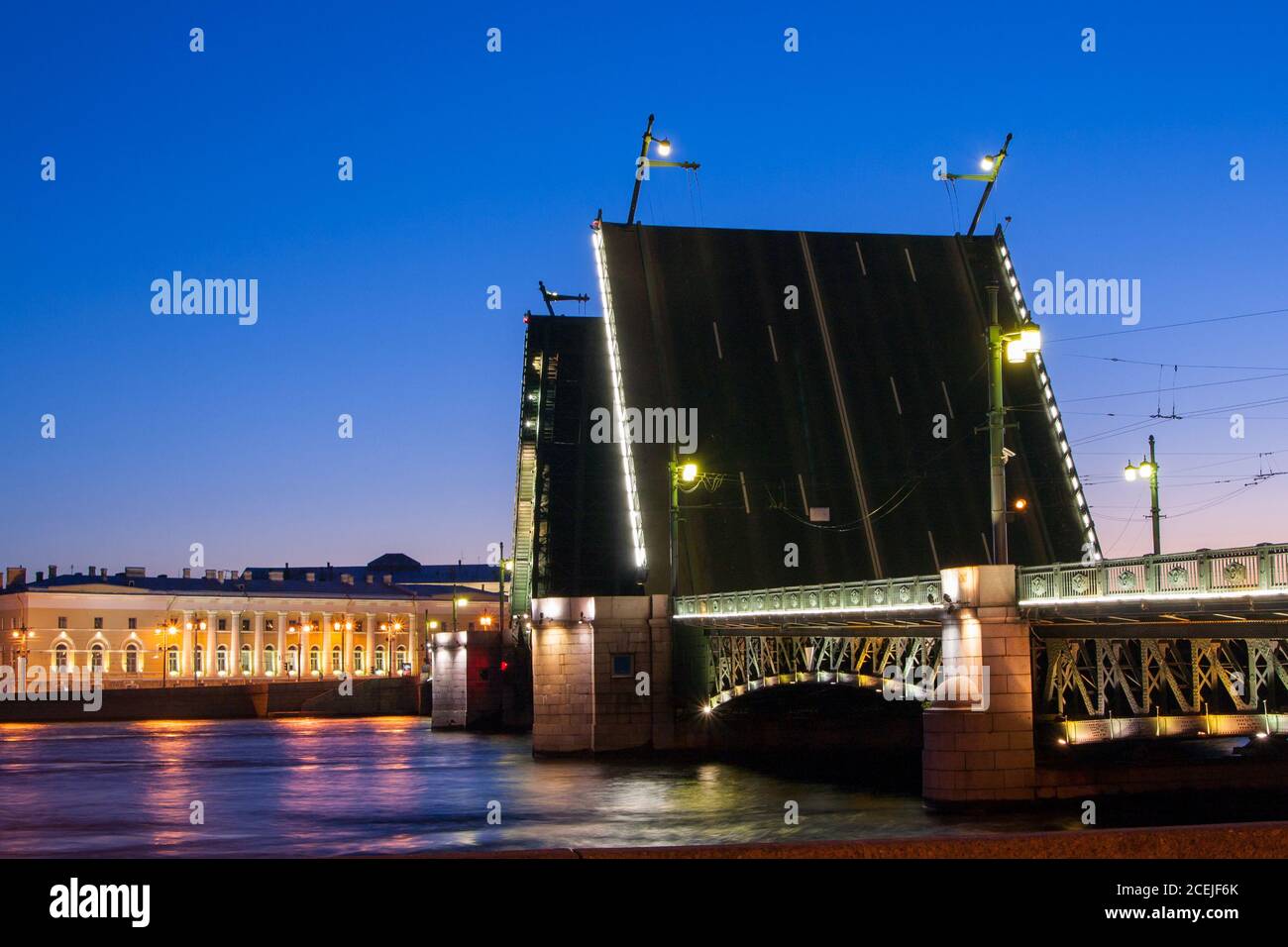 Geschiedene Palastbrücke während der Weißen Nächte wieg auf Kuntskamera , St. Petersburg, Russland. Juli 2010 Stockfoto