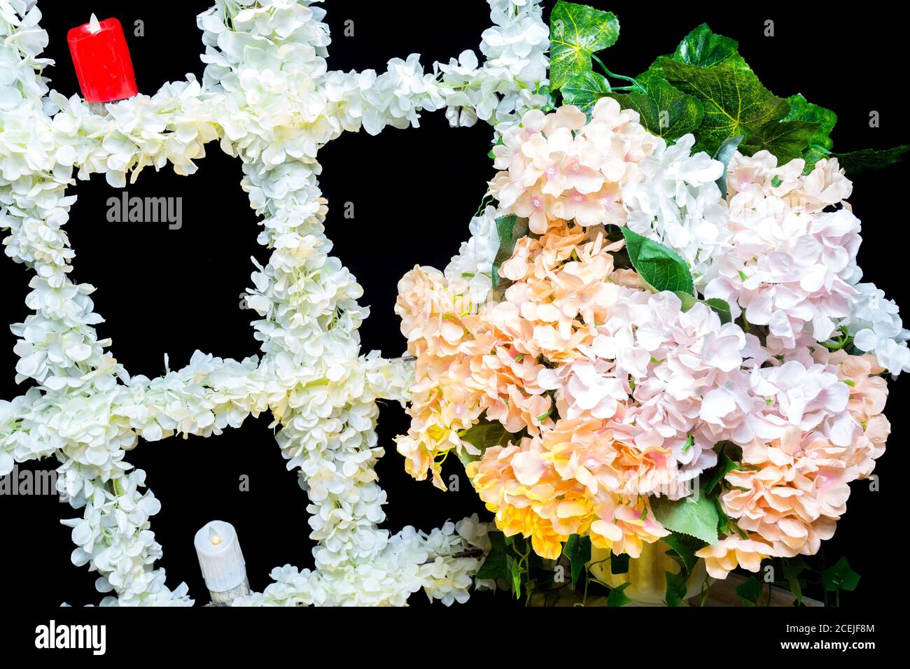 Hochzeitsbühne mit künstlichen Kerzen und Blumen Dekoration. Stockfoto