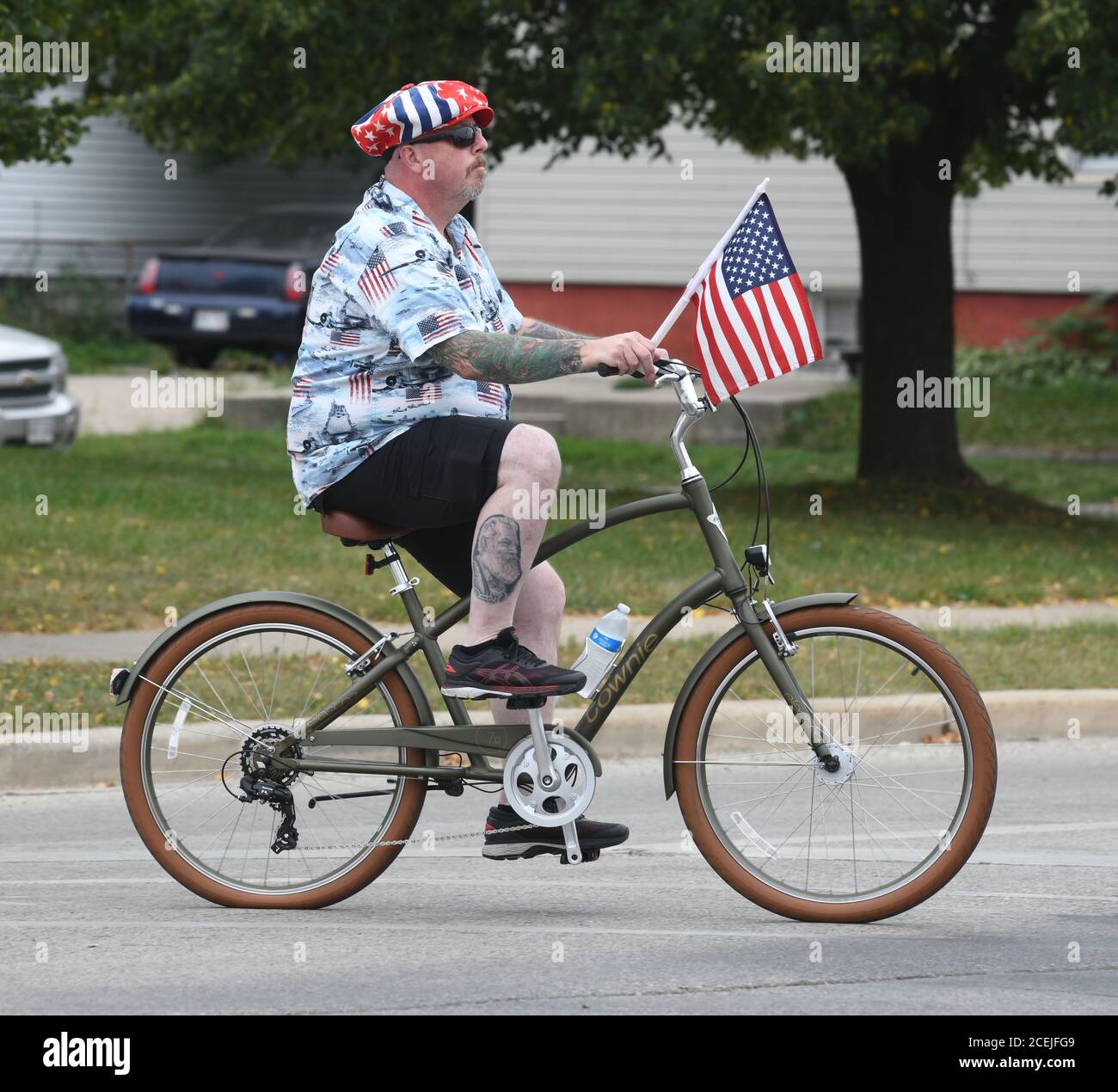 Kenosha, Wisconsin, USA. September 2020. Ein Mann fährt mit dem Fahrrad in die Nähe, wo die Leute dachten, dass Präsident Donald J. TrumpÃ¢â‚¬â„¢Autokolonne bei seinem Besuch in Kenosha, Wisconsin, am Dienstag, den 1. September 2020 nach der Gewalt nach dem Polizeischießen auf Jacob Blake vorbeifahren würde. Quelle: Mark Hertzberg/ZUMA Wire/Alamy Live News Stockfoto