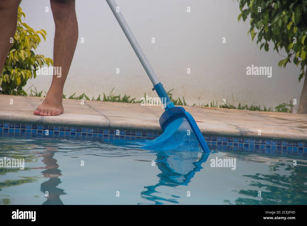 Schwimmzug Reinigung mit Mesh, Sommerzeit Stockfoto
