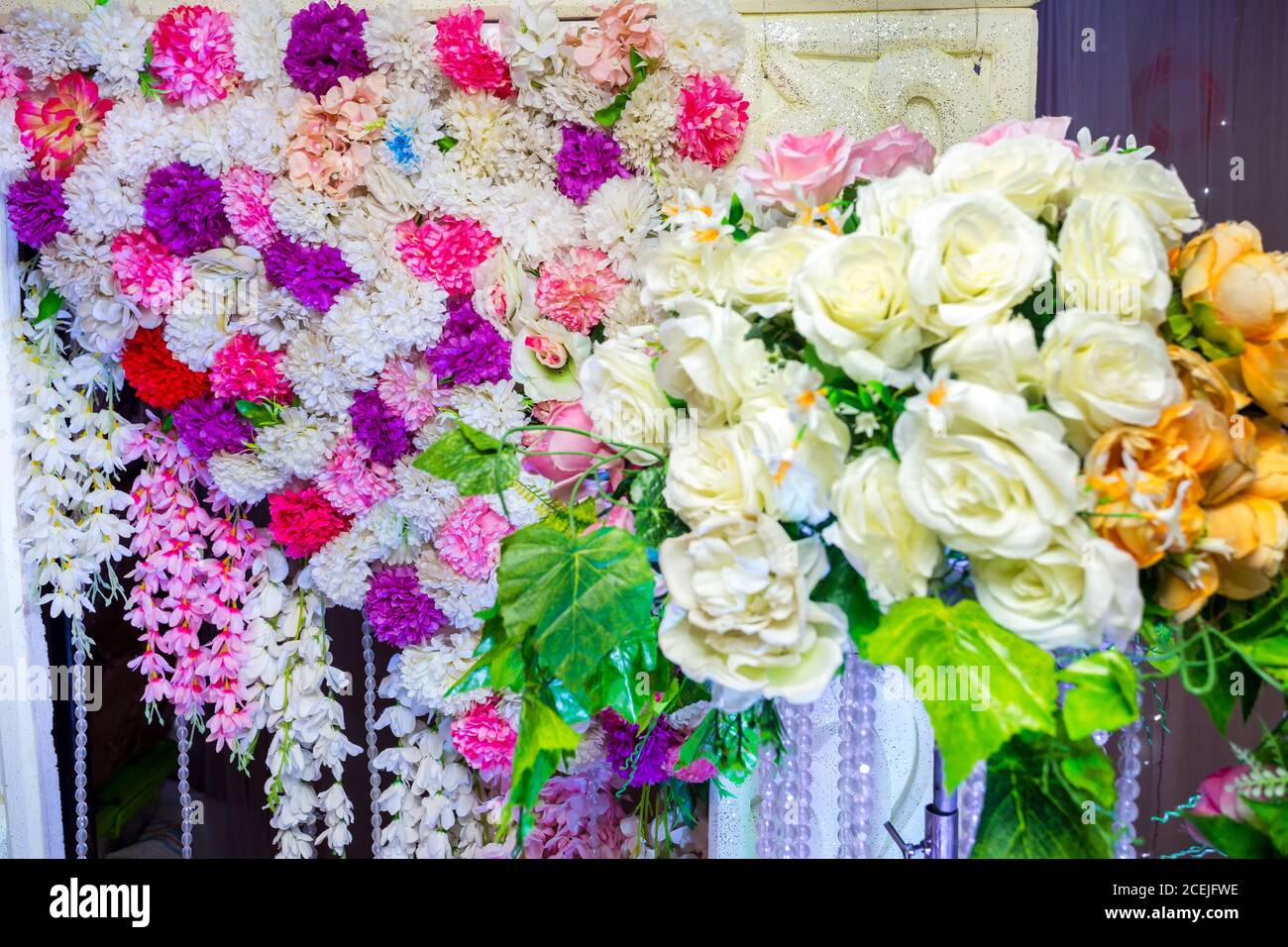 Weiß gelb Kunstplastik Blumen Hochzeit Dekoration. Stockfoto