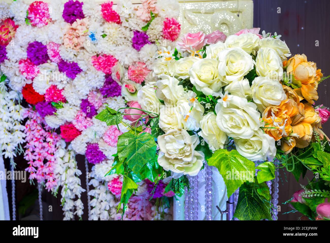 Weiß gelb Kunstplastik Blumen Hochzeit Dekoration. Stockfoto