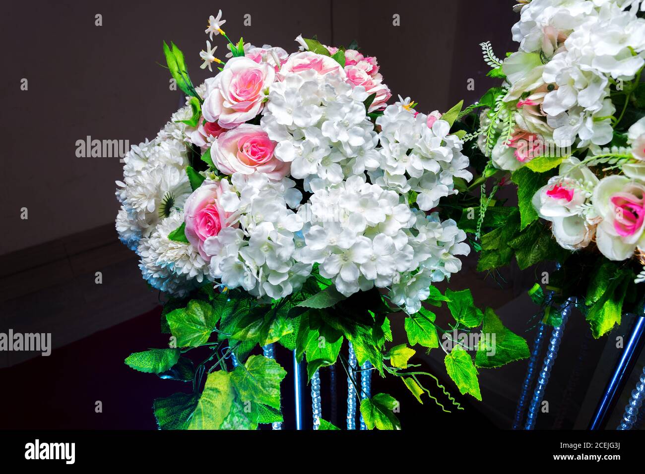 Weiße und grüne Farbe basierte künstliche Kunststoff Blumen ein Blumenstrauß. Hochzeit Dekoration. Stockfoto