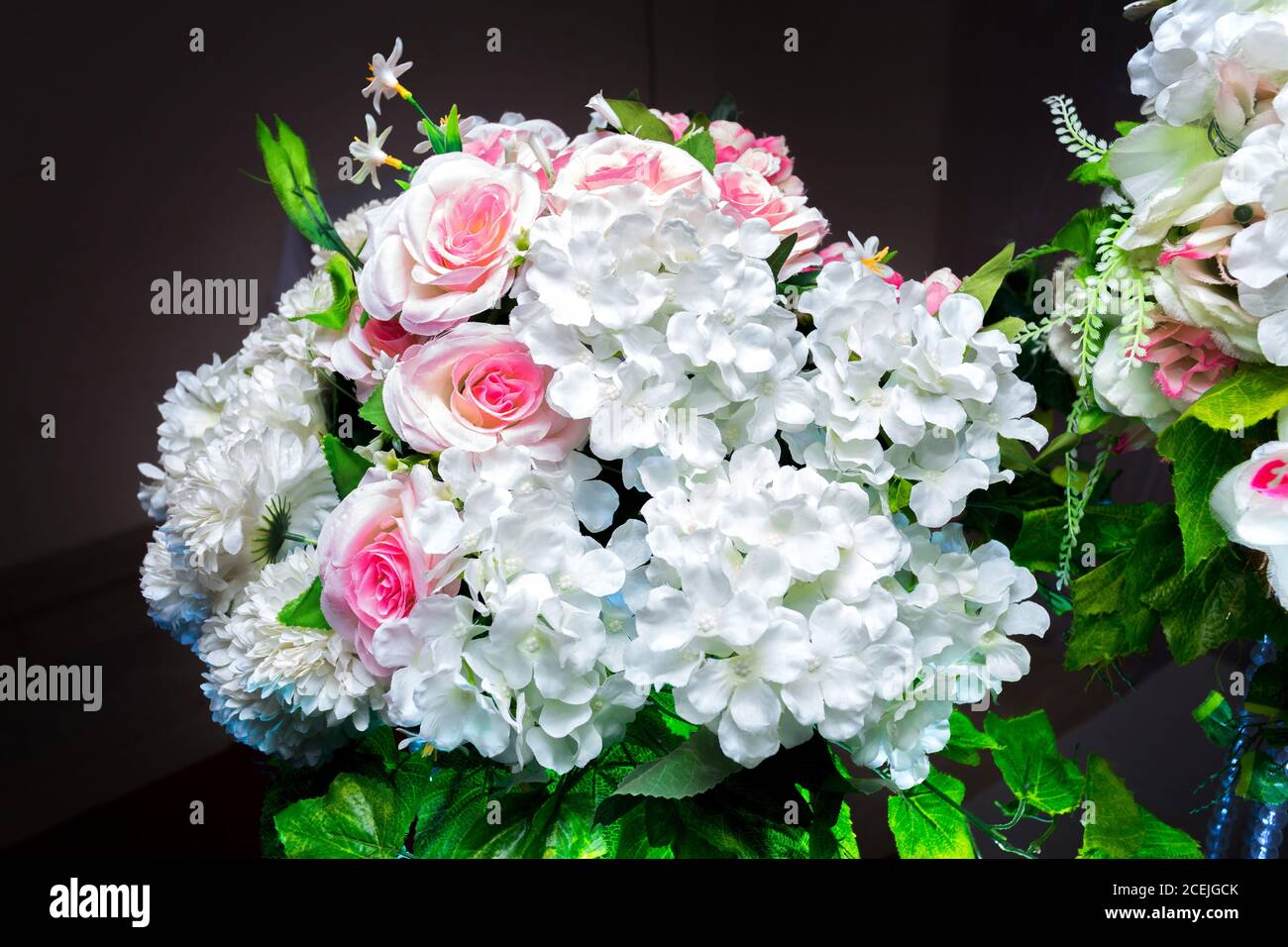 Weiße und grüne Farbe basierte künstliche Kunststoff Blumen ein Blumenstrauß. Hochzeit Dekoration. Stockfoto