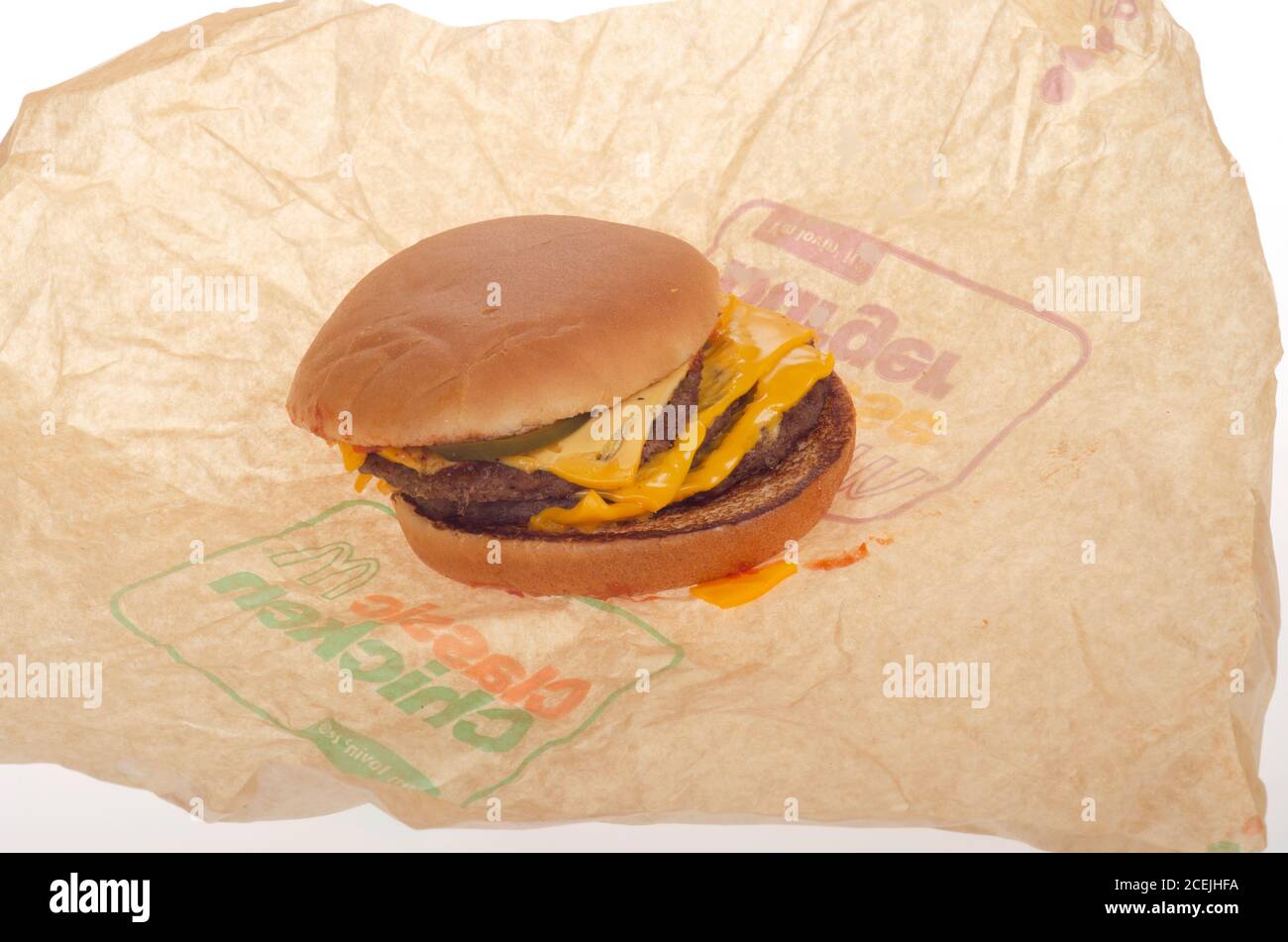 McDonald’s dreifacher Cheeseburger auf Wrapper Stockfoto