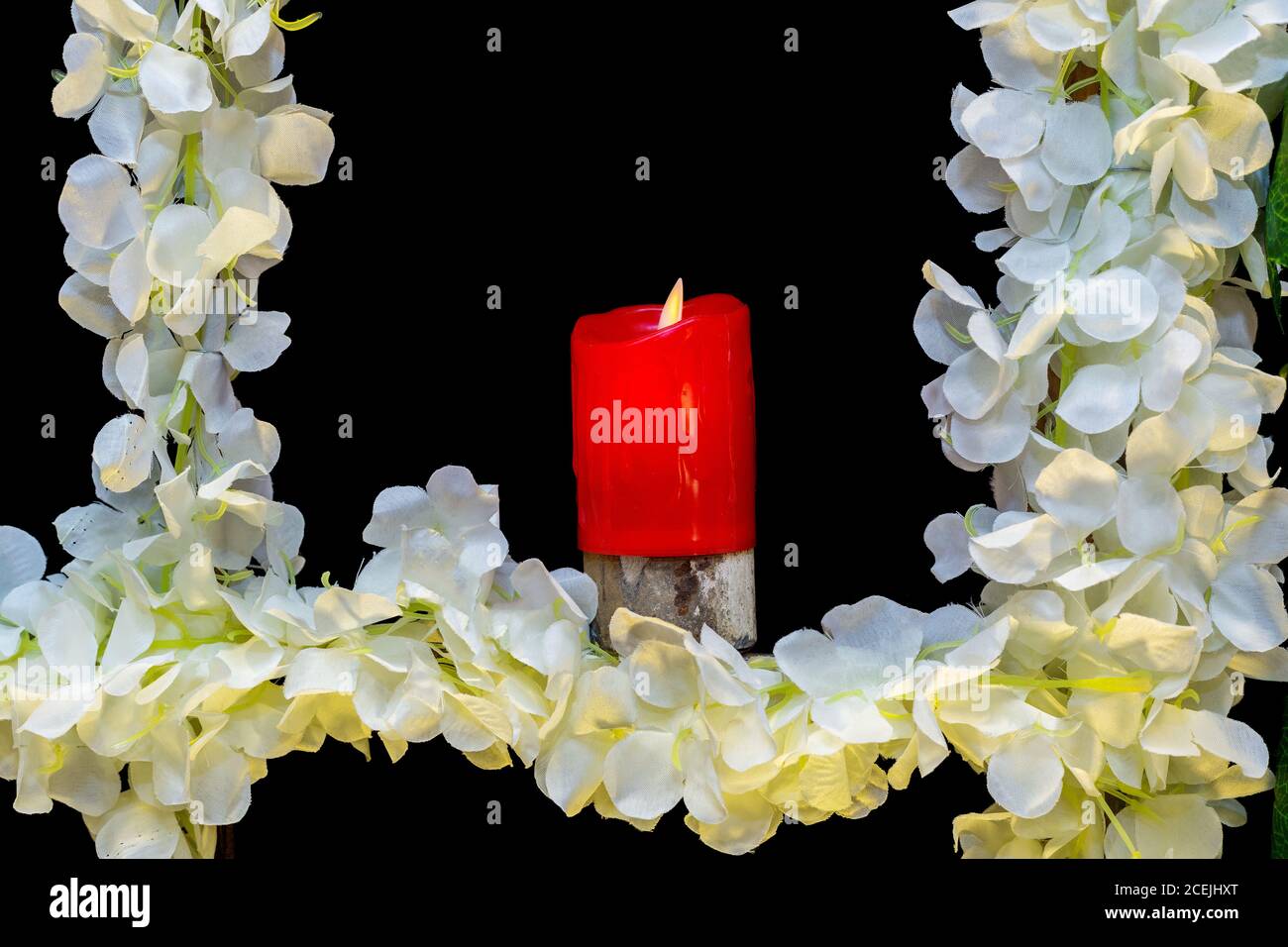 Hochzeitsbühne mit künstlichen Kerzen und Blumen Dekoration. Stockfoto