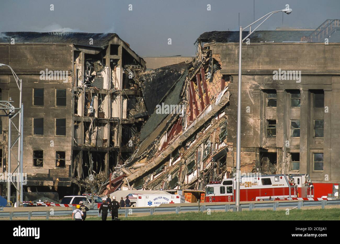 ARLINGTON, VIRGINIA, USA, 11. SEPTEMBER 2001 - Pentagon West Side Schaden von entführten 757 Jetliner Terrorcrash. Stockfoto