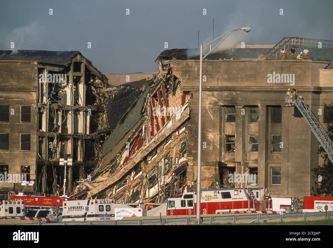 ARLINGTON, VIRGINIA, USA, 11. SEPTEMBER 2001 - Pentagon West Side Schaden von entführten 757 Jetliner Terrorcrash. Stockfoto