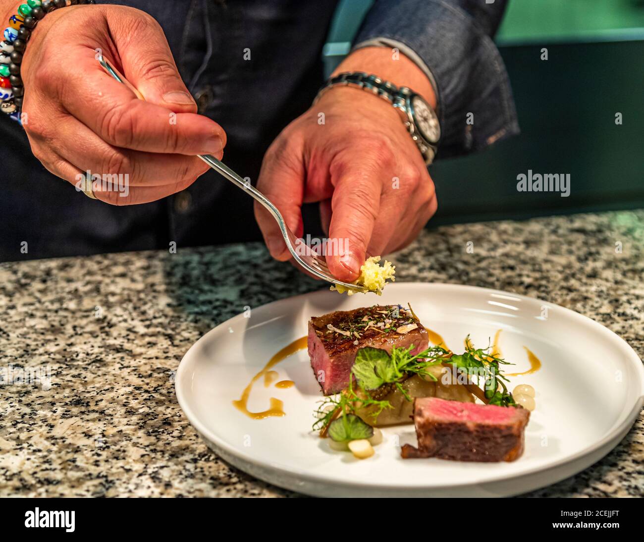 Michelin-Sternekoch Thomas Bühner arbeitet mit den kaltgepressten Pflanzenölen aus Pödör in Osnabrück, Deutschland Stockfoto