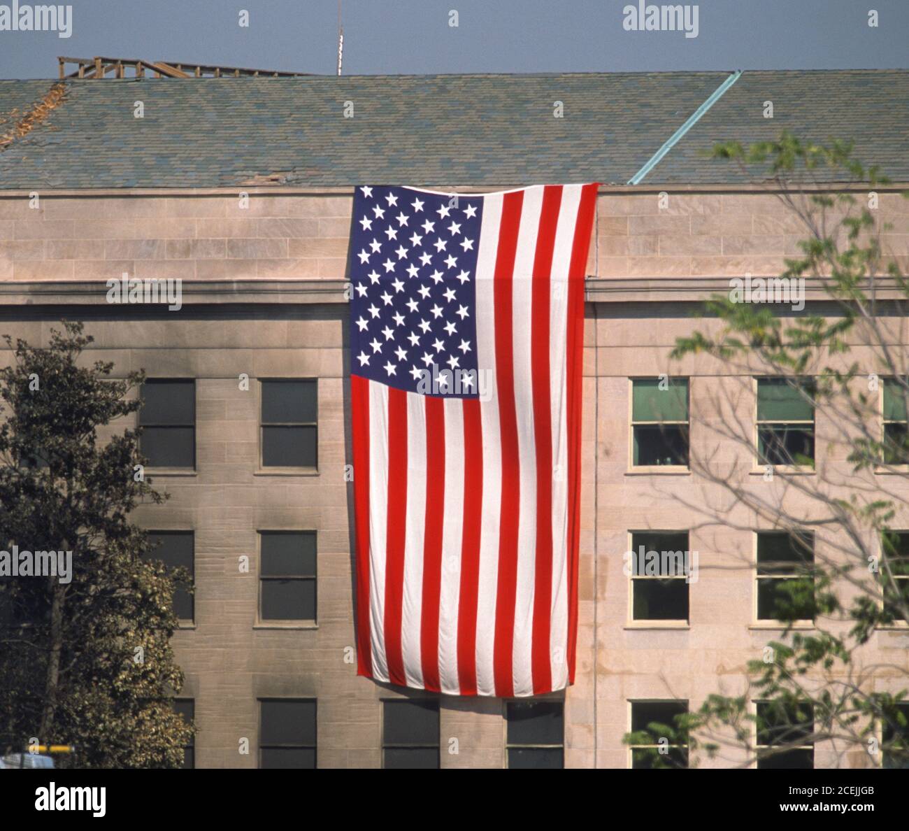 ARLINGTON, VIRGINIA, USA, 11. SEPTEMBER 2001 - US-Flagge auf der Westseite des Pentagons nach Schäden durch entführten 757 Jetliner-Terrorunfall. Stockfoto