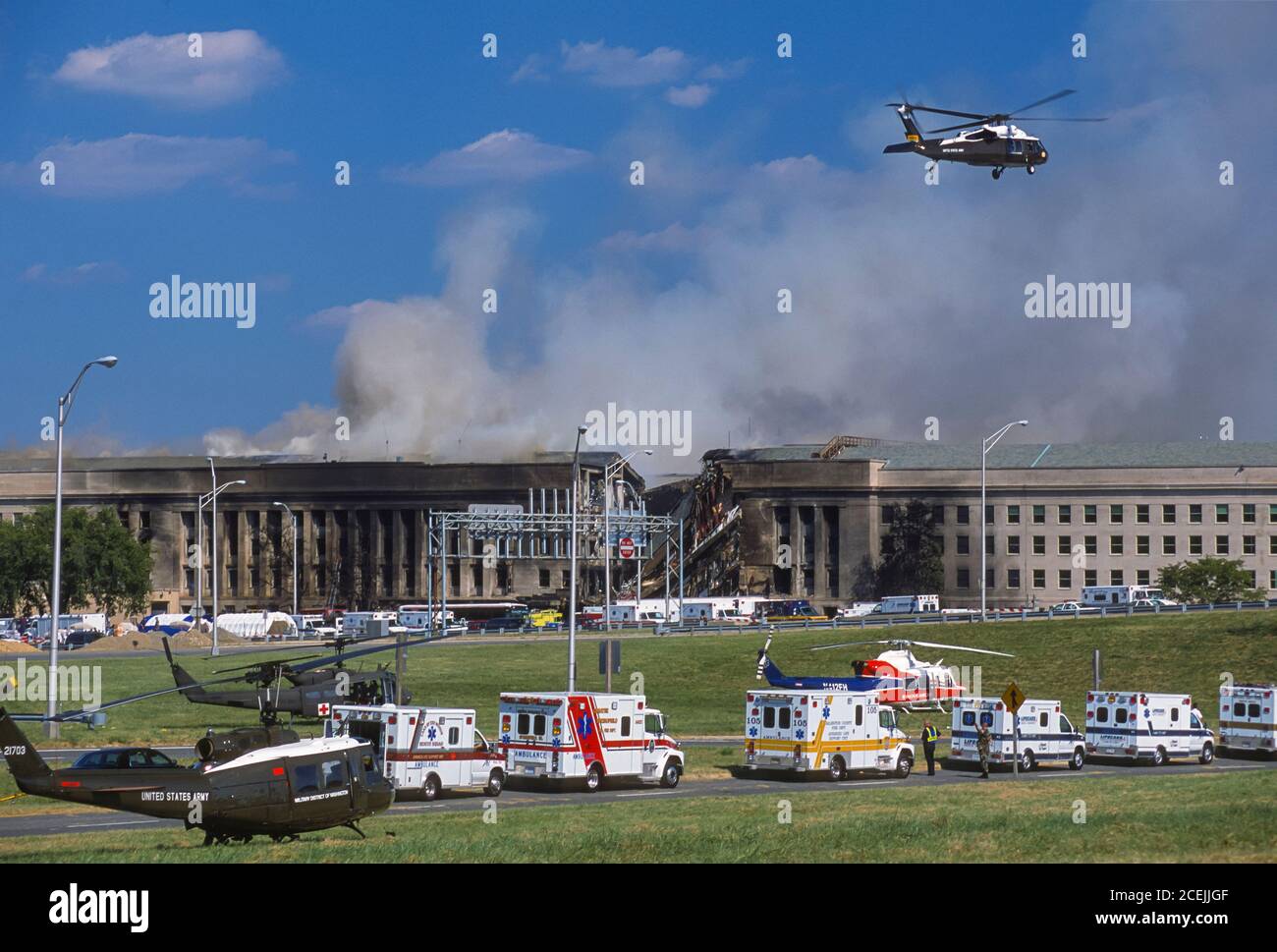 ARLINGTON, VIRGINIA, USA, 11. SEPTEMBER 2001 - Pentagon West Side Schaden von entführten 757 Jetliner Terrorcrash. Hubschrauber über Kopf. Stockfoto